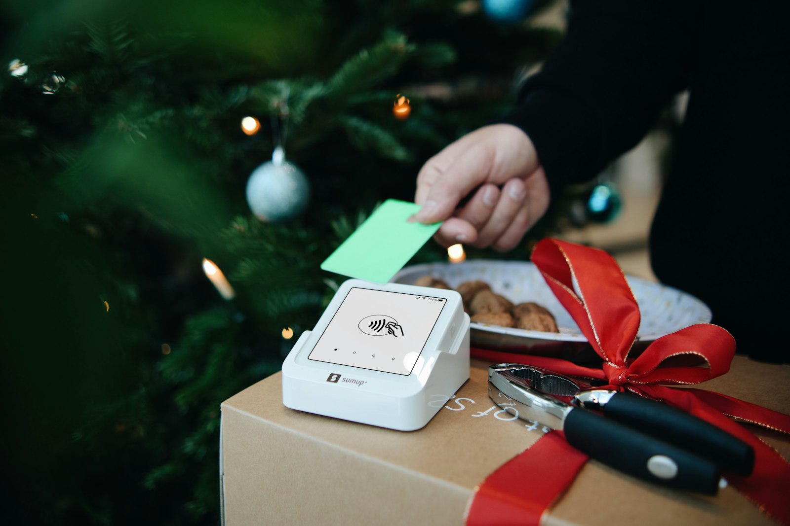 Persona colocando una tarjeta de regalo en una caja